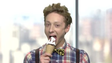 Bir dondurma yemek ağır çekim mutlu çocuk.