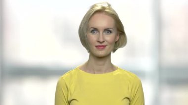 Aptal orta yaşlı kadın komik surat.