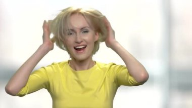 Komik orta yaşlı bir kadın gösteren dil.