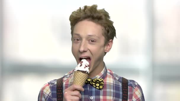 Милый Подросток Ест Мороженое Медленное Движение Привлекательный Мальчик Подросток Бабочкой — стоковое видео