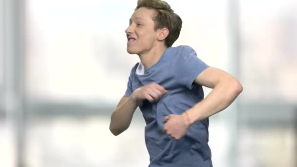 Roztomilý dospívající chlapec tancuje. — Stock video