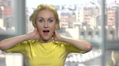 Dalga geçmeyi neşeli orta yaşlı kadın.