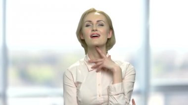 Çapkın sarışın kadın kameraya bakıyor. Ağır çekim zevkle boynunu dokunmaktan ve kameraya bakıyor güzel baştan çıkarıcı iş kadını.