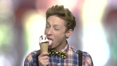 Ağır çekim genç adam bir dondurma yeme.