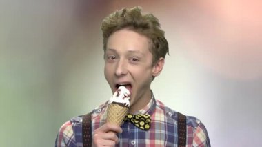 Yakışıklı genç çocuk bir dondurma yemek.