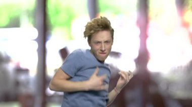 Gitar çalmak taklit çocuk portresi.