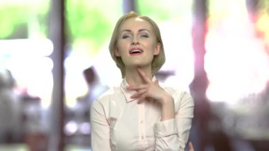 Kameraya bakarak Cilveli sarışın kadın.