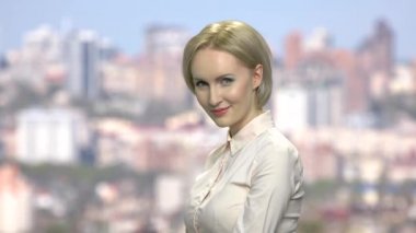 Seksi iş kadını kameraya bakıyor.