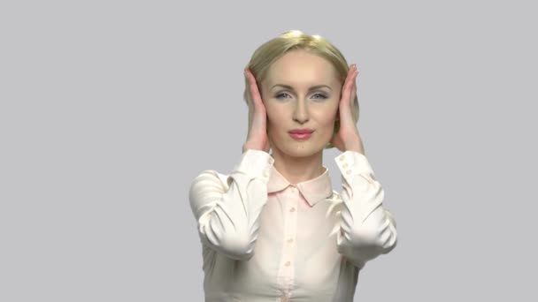 Sexy blonde vrouw aan haar haar te raken. — Stockvideo