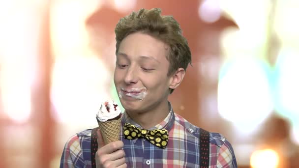 有趣的十几岁的男孩吃冰淇淋. — 图库视频影像
