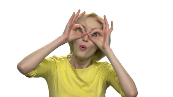 Funny middle-aged woman imitating binoculars. — Stock Video