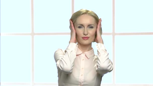 Flörtig Europeiska kvinna röra hennes hår. — Stockvideo