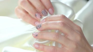 Eller ve ipek, ağır çekim kadar yakın.