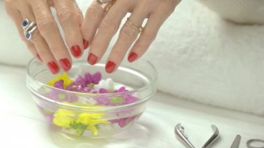 Manikürlü eller spa salonda, ağır çekim.