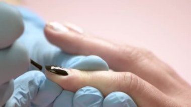 Manikürcü resim çivi, ağır çekim.