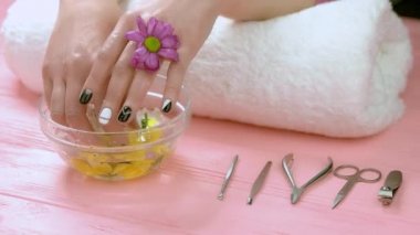 El ve ıslak krizantem, ağır çekim.