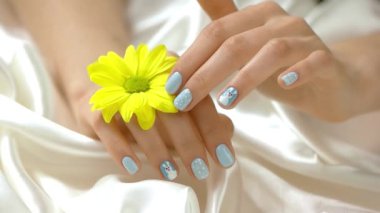 El dokunur çiçek, ağır çekim.