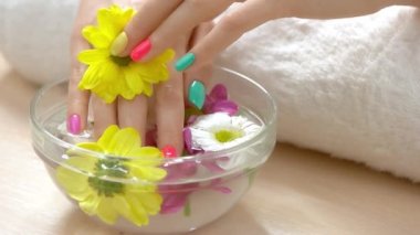 Eller, ağır çekim için spa terapisi.