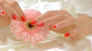 Çiçek, yavaş hareket ile narin eller.