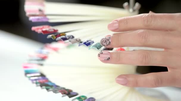 Manicure a mano e ruota di campioni d'arte . — Video Stock
