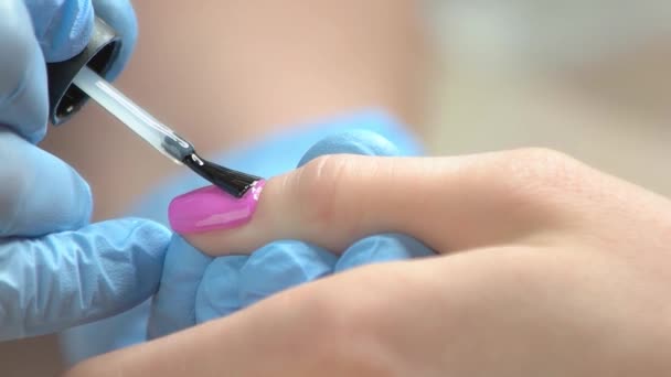 Acabado manicura dedo esmalte de uñas sesión . — Vídeo de stock