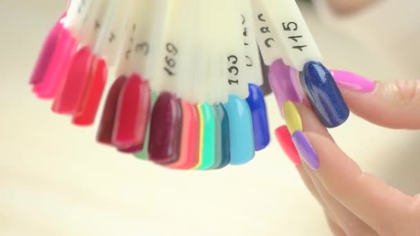 Close-up van vrouwelijke hand en nagel kleurenpalet. — Stockvideo