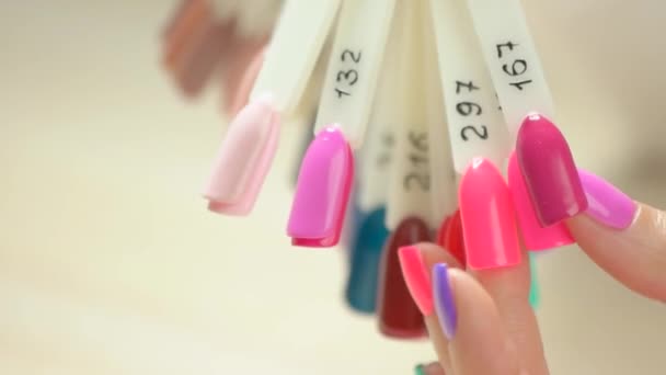 Próbki kolorów sztucznych paznokci z bliska. — Wideo stockowe