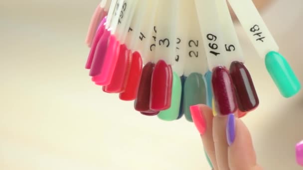 Nail prover palett och kvinnlig hand. — Stockvideo