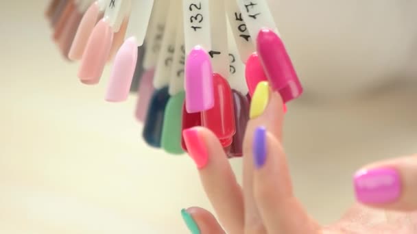 Образцы цвета ногтей и женская рука . — стоковое видео