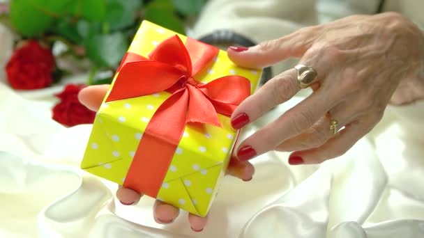 Gift box and luxury manicure, slow motion. — Stock Video