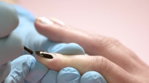 Маникюрша живопись ногтей, замедленная съемка . — стоковое видео