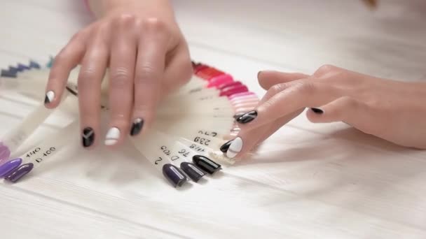 Mains en choisissant la couleur des ongles, au ralenti . — Video