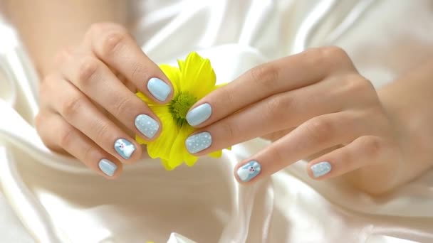 Mani con fiore delicato, rallentatore . — Video Stock