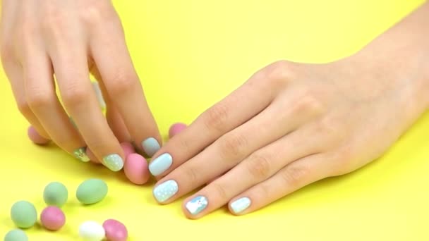 Руки и красочные конфеты, замедленная съемка . — стоковое видео
