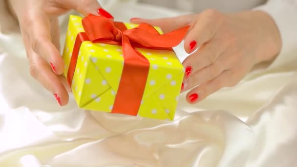 Gift box in delicate hands, slow motion. — Stock Video