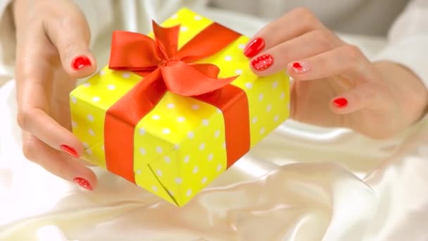 Coffret cadeau dans les mains, ralenti . — Video