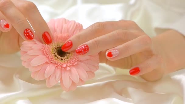 Mani delicate con fiore, rallentatore . — Video Stock