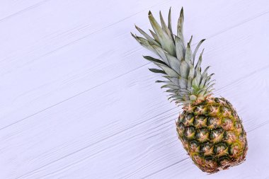 Bütün sulu ananas ve kopya alanı.
