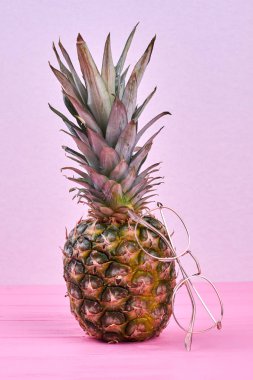 Tüm ananas ve renk arka plan üzerinde gözlük.