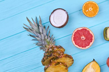 Dilimlenmiş narenciye arka plan düz yatıyordu.