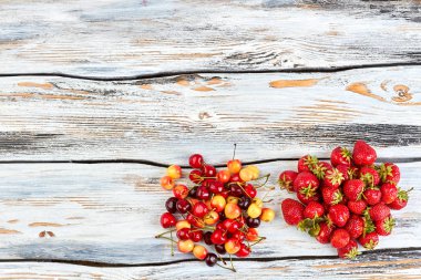 Taze hasat kiraz ve strawbwerries.