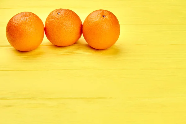 Tres frutas naranjas saludables . — Foto de Stock