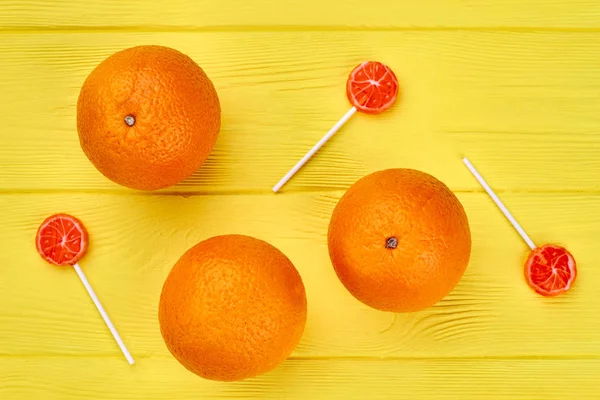 Свежие апельсины и леденцы фон . — стоковое фото