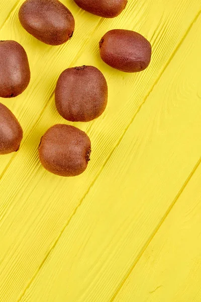 Grupp av kiwifrukter och kopiera utrymme. — Stockfoto