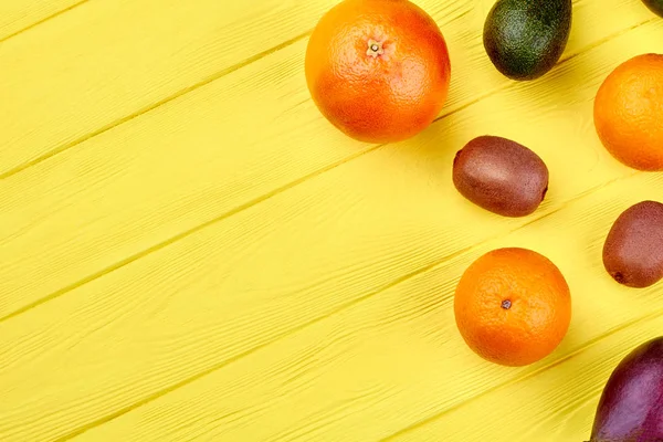 Verscheidenheid van rijpe vruchten op houten achtergrond. — Stockfoto