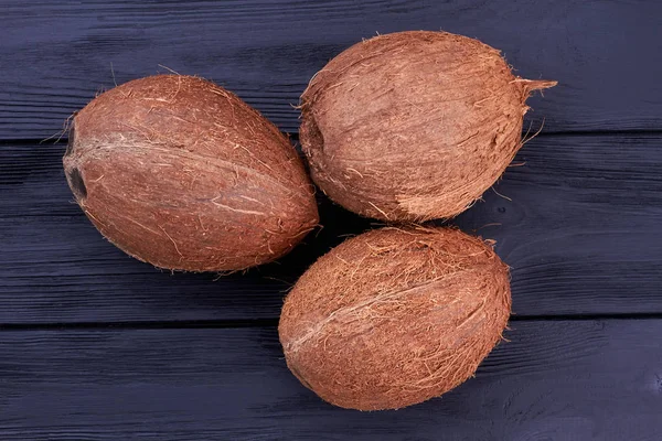 Drei reife Kokosnüsse, Draufsicht. — Stockfoto