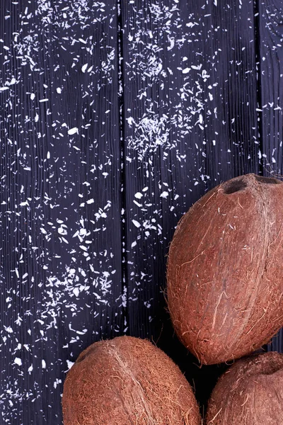 Hela, färska kokosnötter och kokosflingor. — Stockfoto