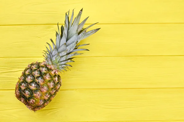 Ripe pineapple on yellow wooden background. — Stock Photo, Image