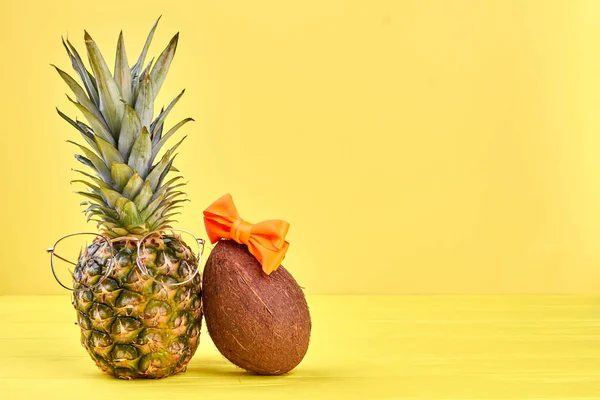 パイナップルとココナッツの色の背景に. — ストック写真