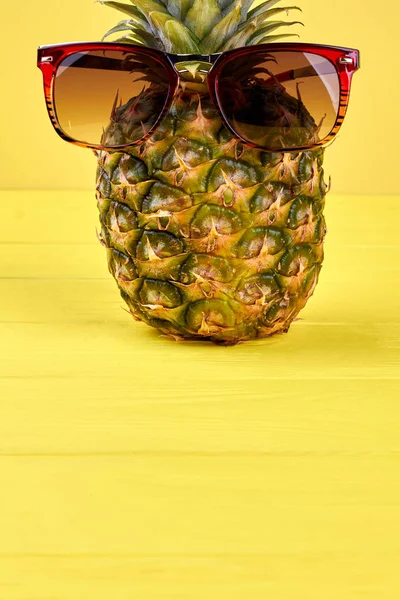 Érett ananász, napszemüveg és másol hely. — Stock Fotó